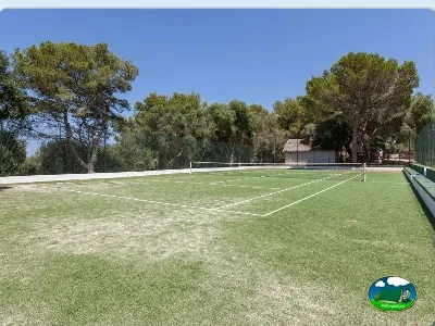 Pista de fútbol con vistas a la montaña del Camping Son Bou, Alaior (Menorca)