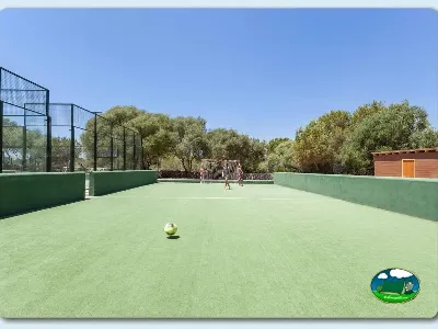 Cancha de fútbol con portería y zona de entrenamiento del Camping Son Bou, Alaior (Menorca)