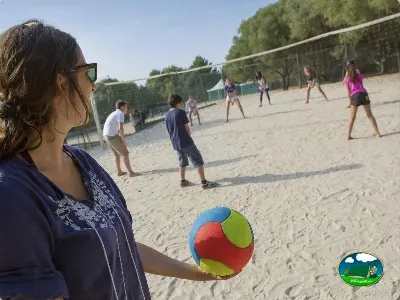 Voleibol playa con niños y red del Camping Son Bou, Alaior (Menorca)