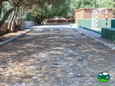 Pista de petanca con árboles y servicios del Camping Son Bou, Alaior (Menorca)