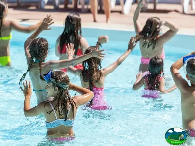 Piscina infantil con niños jugando en el agua del Camping Son Bou, Alaior (Menorca)