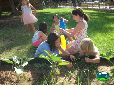 Parque infantil actividades huerto educativo del Camping Son Bou, Alaior (Menorca)