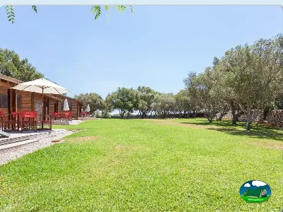 Bungalow con parcela y vistas al río entre olivos del Camping Son Bou, Alaior (Menorca)