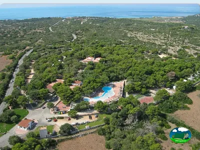 Piscina con vistas a la sierra y río, parcelas arboladas del Camping Son Bou, Alaior (Menorca)