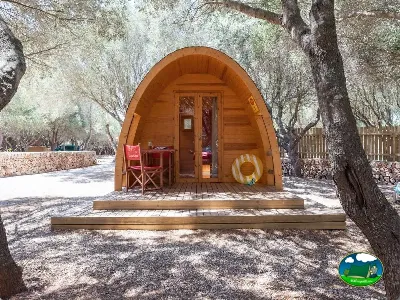 Glamping tipi de madera entre árboles del Camping Son Bou, Alaior (Menorca)