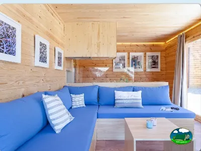 Glamping interior madera azul salón del Camping Son Bou, Alaior (Menorca)