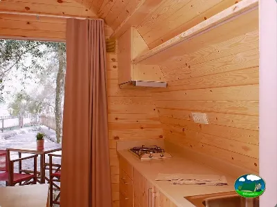 Cabaña interior con cocina y terraza del Camping Son Bou, Alaior (Menorca)