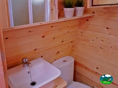Cabaña interior con aseo y lavabo del Camping Son Bou, Alaior (Menorca)