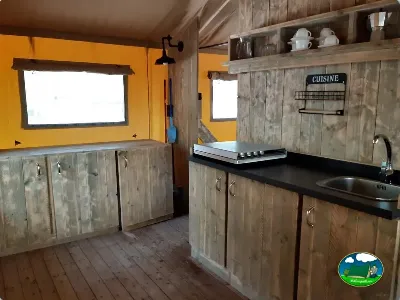 Glamping interior cocina equipada con encimera y muebles de madera del Camping Son Bou, Alaior (Menorca)