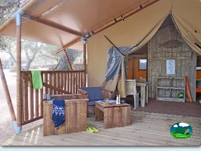 Glamping tipi con terraza cubierta y mobiliario de madera del Camping Son Bou, Alaior (Menorca)