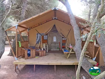 Glamping tienda de acampada entre árboles del Camping Son Bou, Alaior (Menorca)