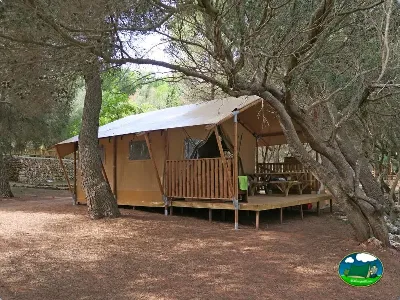 Glamping entre árboles con terraza cubierta del Camping Son Bou, Alaior (Menorca)