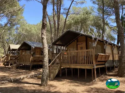 Glamping cabañas entre árboles con terraza del Camping Son Bou, Alaior (Menorca)