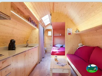 Glamping interior completo con cocina, salón y dormitorio del Camping Son Bou, Alaior (Menorca)