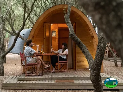 Glamping tipi con terraza entre árboles del Camping Son Bou, Alaior (Menorca)