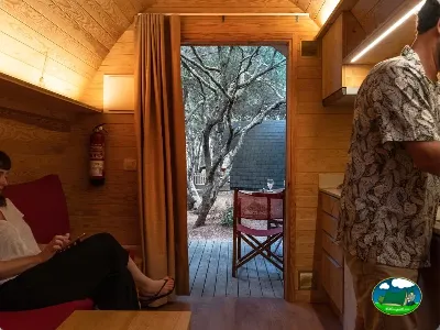 Glamping interior con terraza y árbol del Camping Son Bou, Alaior (Menorca)