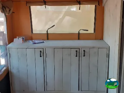 Mobil-home interior con armarios de almacenamiento del Camping Son Bou, Alaior (Menorca)