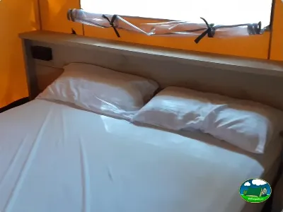 Glamping interior cama doble del Camping Son Bou, Alaior (Menorca)