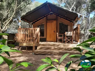 Glamping cabaña de madera con terraza y dosel del Camping Son Bou, Alaior (Menorca)