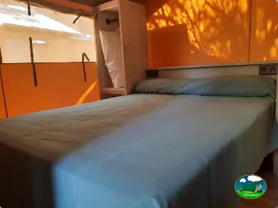Glamping interior con cama doble del Camping Son Bou, Alaior (Menorca)