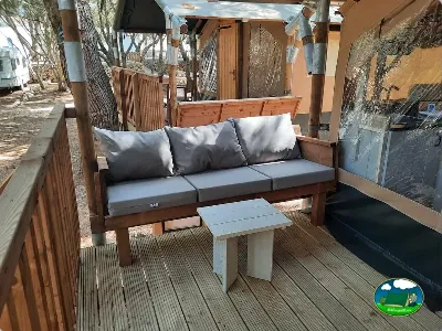 Glamping con terraza y sofá del Camping Son Bou, Alaior (Menorca)