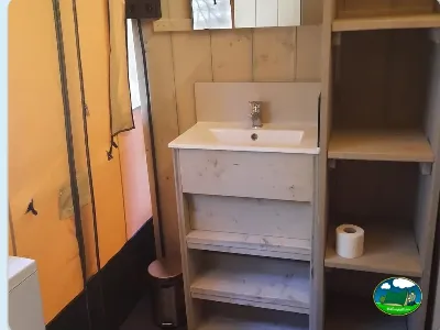 Aseos con lavabo y ducha del Camping Son Bou, Alaior (Menorca)