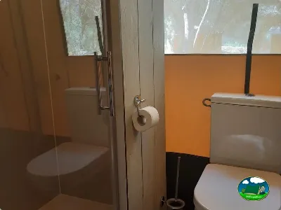 Aseos con ducha y sanitarios del Camping Son Bou, Alaior (Menorca)