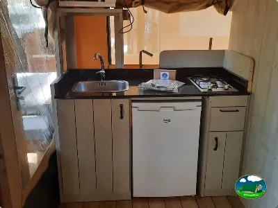 Cocina mobil-home con encimera y electrodomésticos del Camping Son Bou, Alaior (Menorca)