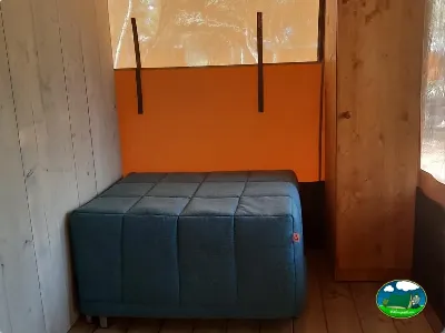 Glamping interior con cama del Camping Son Bou, Alaior (Menorca)