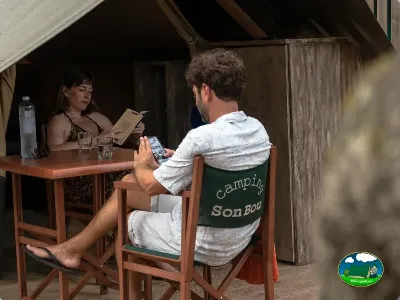 Glamping tienda de acampada con zona de estar del Camping Son Bou, Alaior (Menorca)