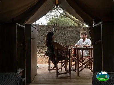 Glamping con terraza privada y vistas al río del Camping Son Bou, Alaior (Menorca)