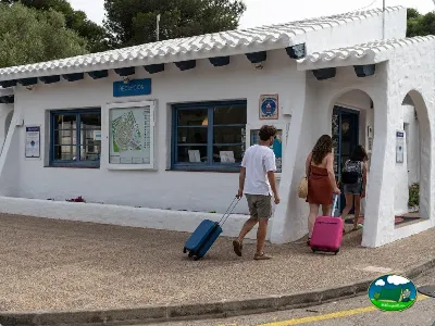 Recepción del recinto con entrada principal del Camping Son Bou, Alaior (Menorca)