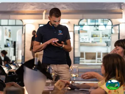 Restaurante con personal atendiendo a clientes del Camping Son Bou, Alaior (Menorca)