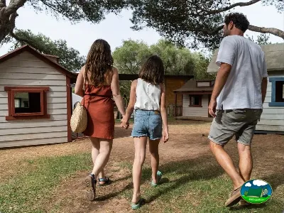 Bungalow con familia disfrutando en parcela arbolada del Camping Son Bou, Alaior (Menorca)