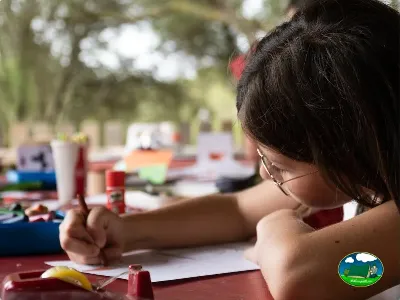Parque infantil con niña dibujando del Camping Son Bou, Alaior (Menorca)