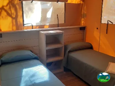 Mobil-home interior con dos camas y almacenaje del Camping Son Bou, Alaior (Menorca)