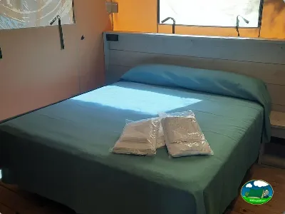 Mobil-home interior con cama doble del Camping Son Bou, Alaior (Menorca)