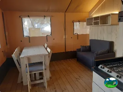 Glamping interior con zona de estar y cocina del Camping Son Bou, Alaior (Menorca)