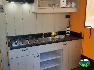 Mobil-home cocina con estufa y fregadero del Camping Son Bou, Alaior (Menorca)