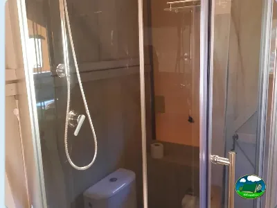 Aseos con ducha y WC del Camping Son Bou, Alaior (Menorca)