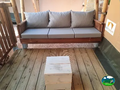 Glamping con terraza y sofá del Camping Son Bou, Alaior (Menorca)