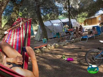Parcela con tienda de acampada y hamaca del Camping Son Bou, Alaior (Menorca)