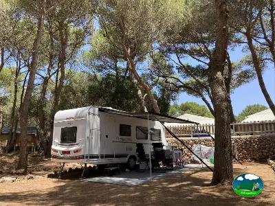 Mobil-home bajo pinos con terraza del Camping Son Bou, Alaior (Menorca)