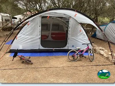 Tienda de acampada con parcela y bicicletas del Camping Son Bou, Alaior (Menorca)