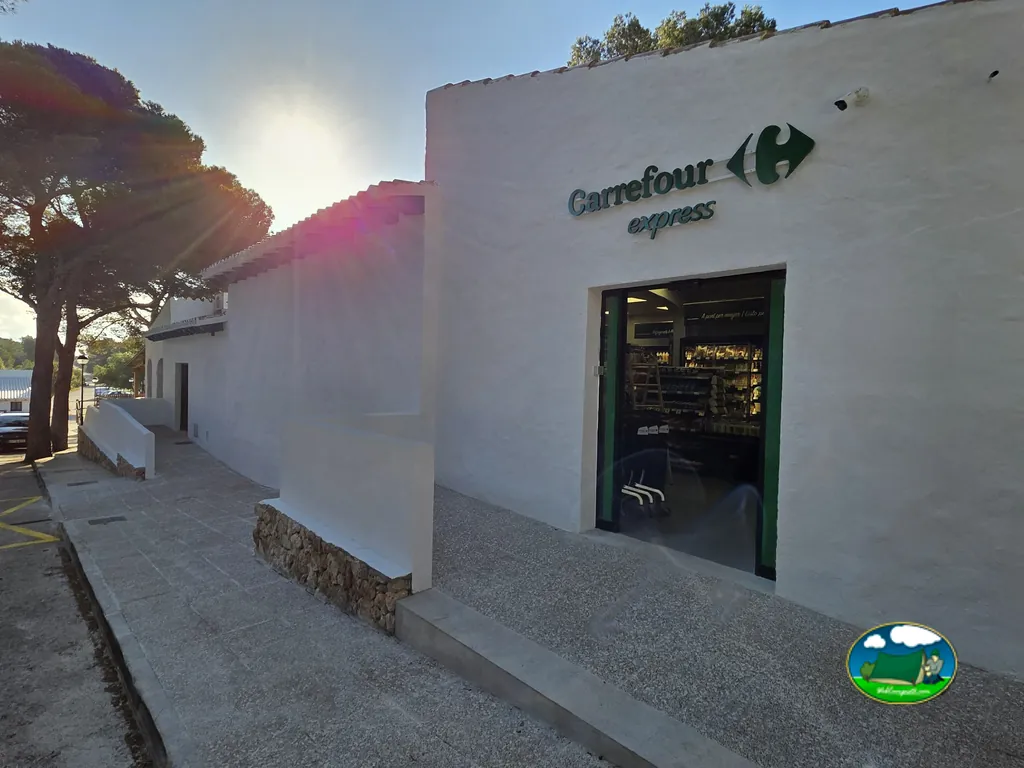 Fachada del supermercado Carrefour Express del Camping Son Bou, Alaior (Menorca)