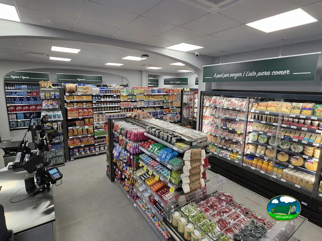 Interior del supermercado Carrefour Express del Camping Son Bou, Alaior (Menorca)