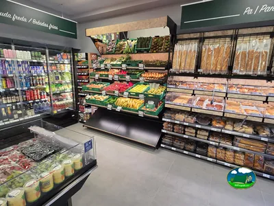 Frutas, pan y bollería del supermercado Carrefour Express del Camping Son Bou, Alaior (Menorca)