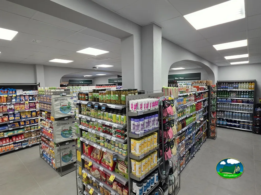 Pasillos de alimentación del supermercado Carrefour Express del Camping Son Bou, Alaior (Menorca)