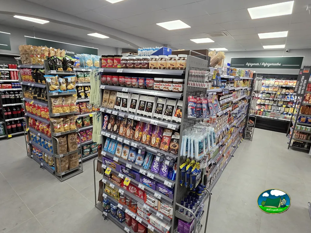 Estanterías de dulces y aperitivos del supermercado Carrefour Express del Camping Son Bou, Alaior (Menorca)