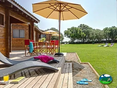 Bungalow con terraza, sombrilla y parcela con vistas al jardín del Camping Son Bou, Alaior (Menorca)